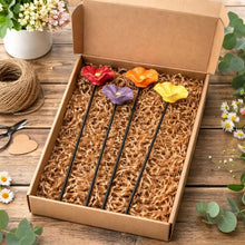 Afbeelding in Gallery-weergave laden, Handgemaakte Lieveheersbeestjesbloemen – weerbestendige keramische drinkbloemen, set van 4
