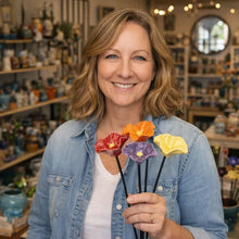 Afbeelding in Gallery-weergave laden, Handgemaakte Lieveheersbeestjesbloemen – weerbestendige keramische drinkbloemen, set van 4
